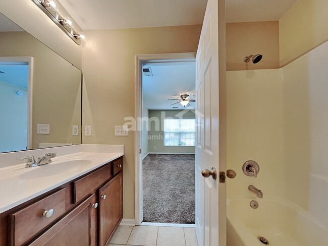 Building Photo - 409 Lakewind Dr