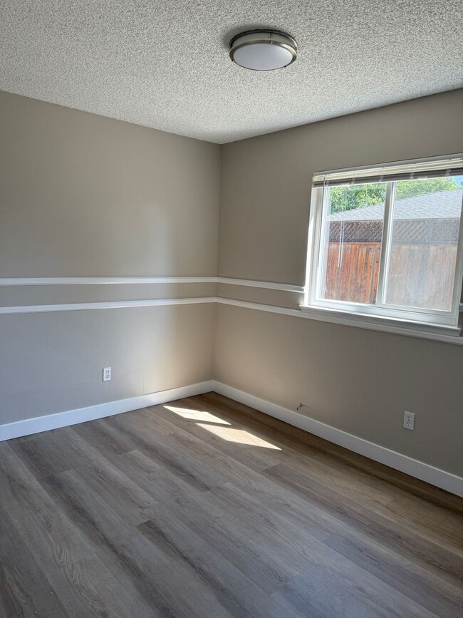 Building Photo - Newly remodeled