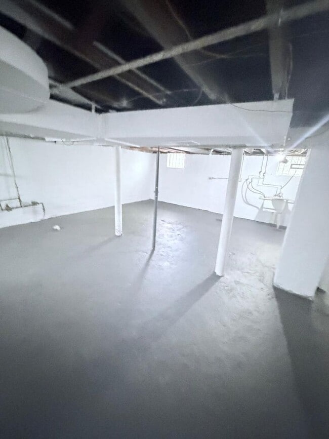 Building Photo - Spacious 4-Bedroom Single-Family Home with 2-Car Garage in Cleveland Heights