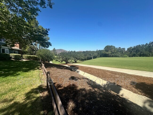 Building Photo - 4671 Club View Dr