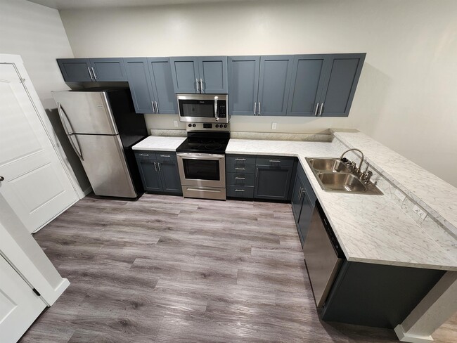 Building Photo - 422 E 13th St