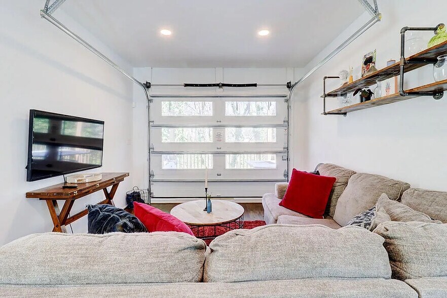 Building Photo - Room in Single Family Home on Bowen Ave SE