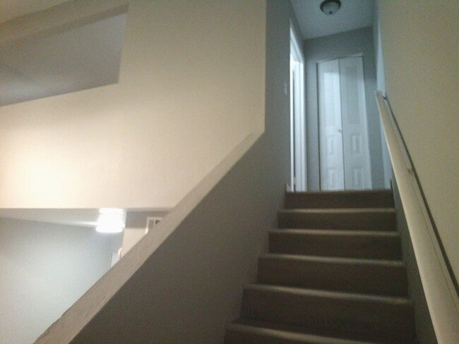 Building Photo - Townhomes 2 beds with den.  MOVE IN TODAY
