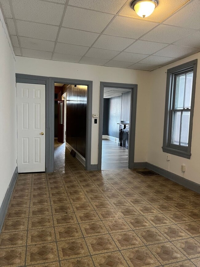 Building Photo - Large 4 Bedroom, 1 Bathroom in Columbia!