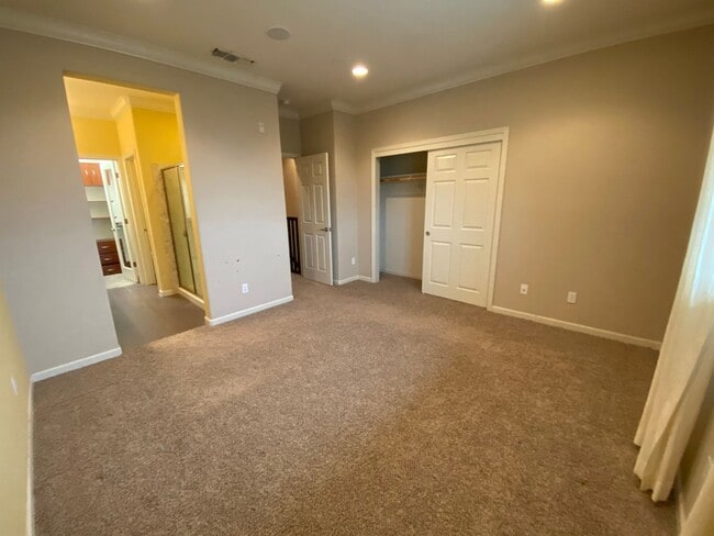 Building Photo - 4Br4Ba Former Model Townhouse Top of the L...