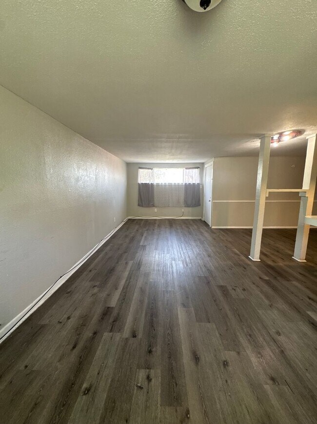 Building Photo - Updated 2-Bed, 2-Bath Duplex
