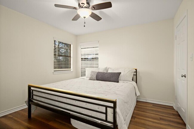 Building Photo - 1352 Lakeshore Dr