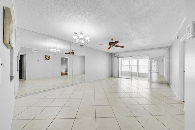 Building Photo - 1035 Country Club Dr