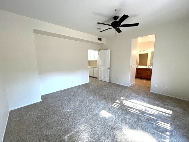 Building Photo - ***SPACIOUS 4 BEDROOM | 3 BATH TOWNHOUSE W...