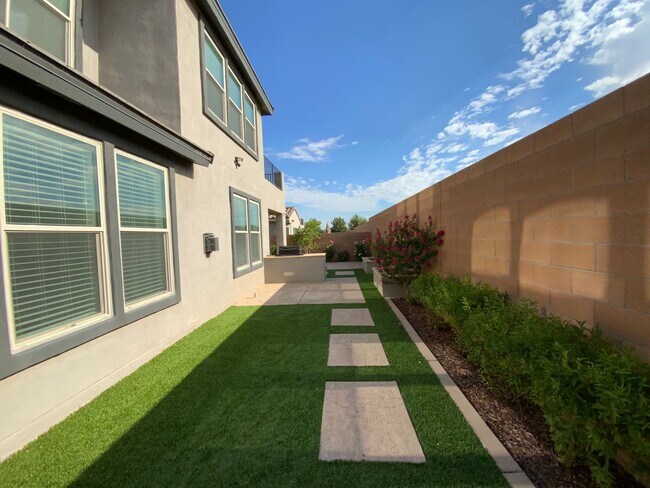 Building Photo - 5 Bedroom Luxury Home Available Near Louis...