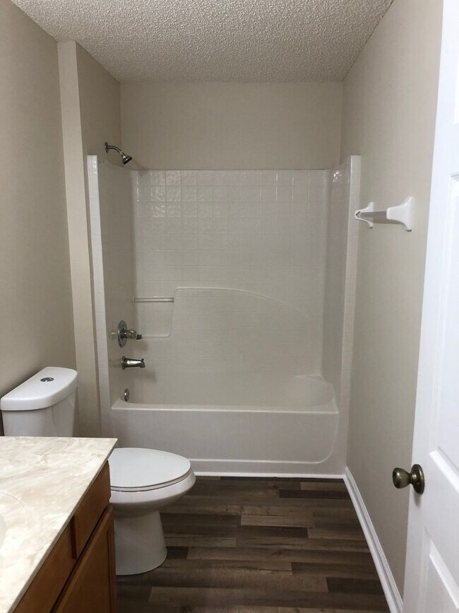 Building Photo - Large 5 Bedroom, 3 Bathroom Single Family ...