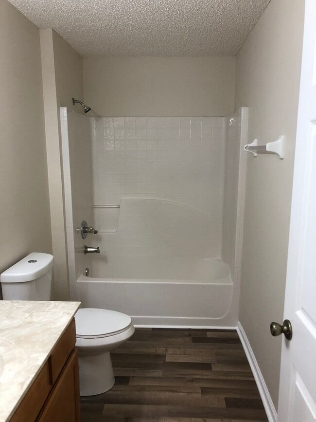 Building Photo - Large 5 Bedroom, 3 Bathroom Single Family Home