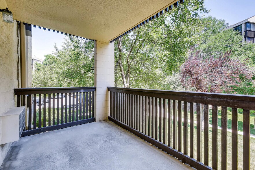 Building Photo - 6940 E Girard Ave