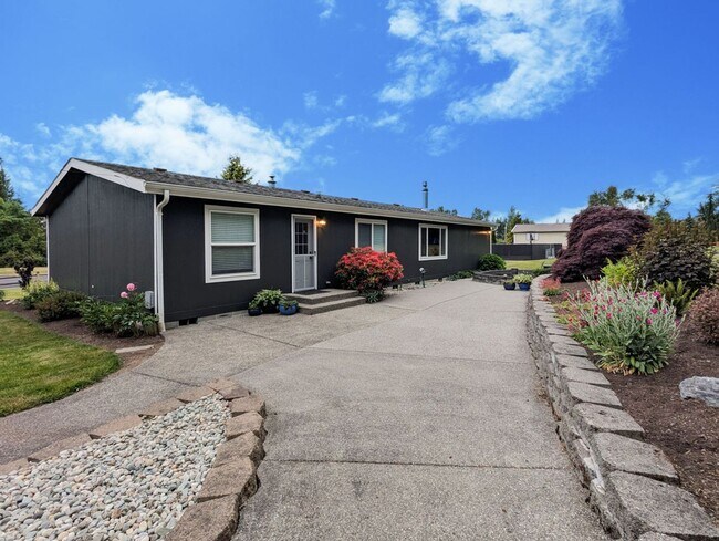 Building Photo - Fully remodeled & updated 3 bed 2 bath hom...