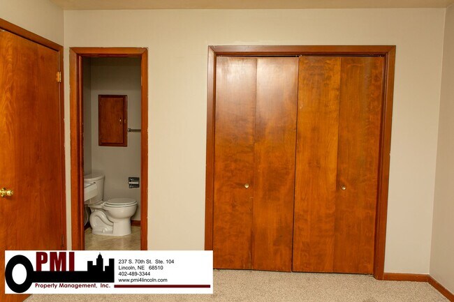 Building Photo - 2 Bedroom and 1.5 Bathroom Apartment Avail...