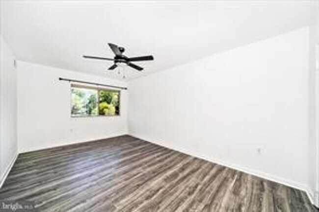 Building Photo - TOP FLOOR CONDO WITH QUIET VIEW