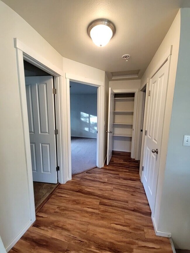 Building Photo - Large 4 Bed Split, Available Now! Pets Okay!