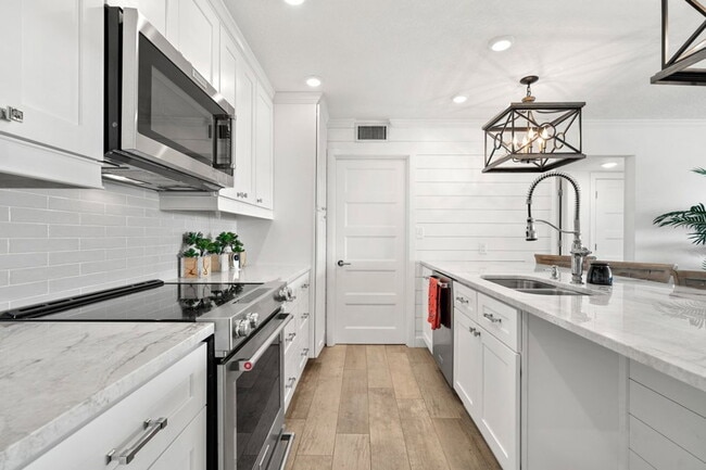 Building Photo - 420 64th Ave