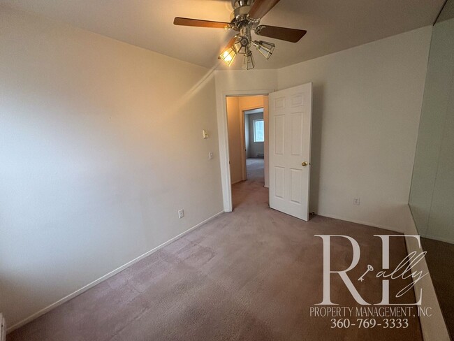 Building Photo - Spacious 3-Bed Condo with Vaulted Ceilings...