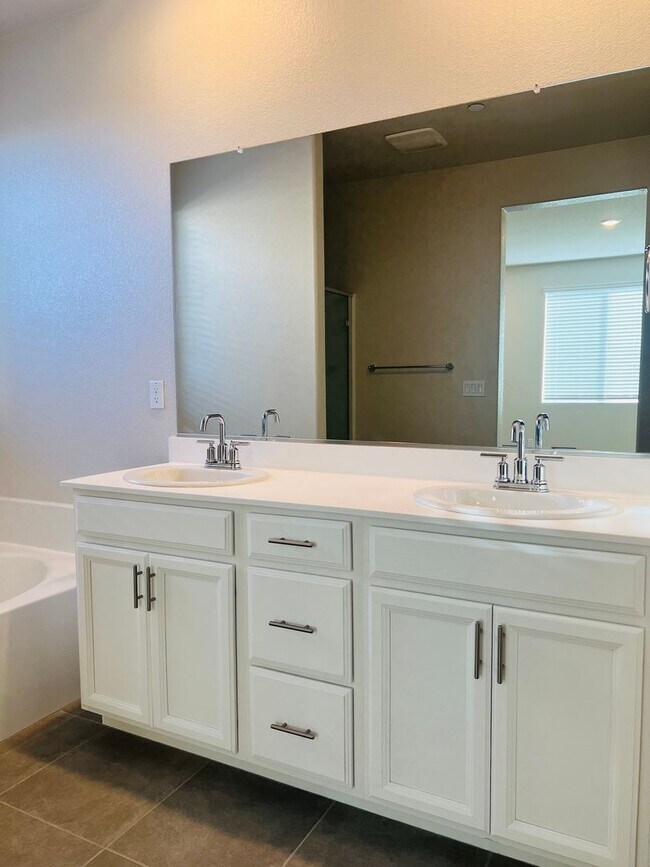 Building Photo - Beautiful 4 bed/2 bath Meritage Home in El...