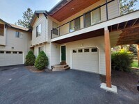 Building Photo - 2 Bed/2 Bath Apartment Located Near OSU/COCC Campus - Attached Garage