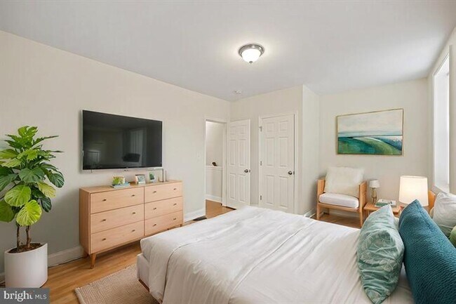 Building Photo - Available Now- Beautiful 3 Bedroom, 2 Bath...