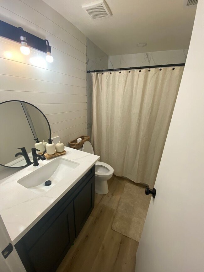 Building Photo - Beautiful updated home for rent In Visalia...