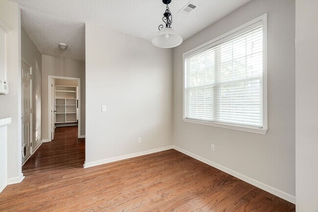Building Photo - Beautiful Custom Home on Golf Course