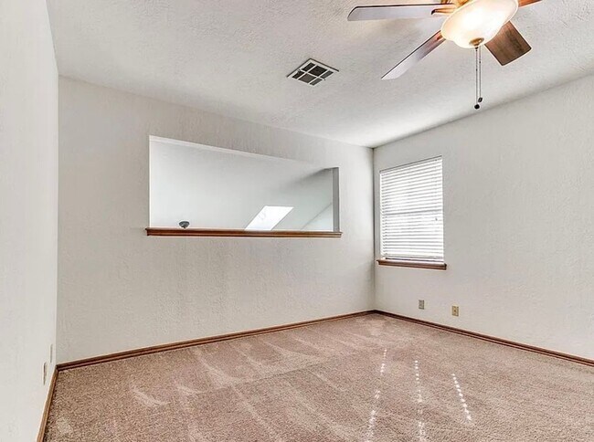 Building Photo - Beautiful 3bed/3bath Townhome Available in Westside Norman!!