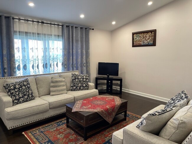 Building Photo - 1925 E Waverly Ln