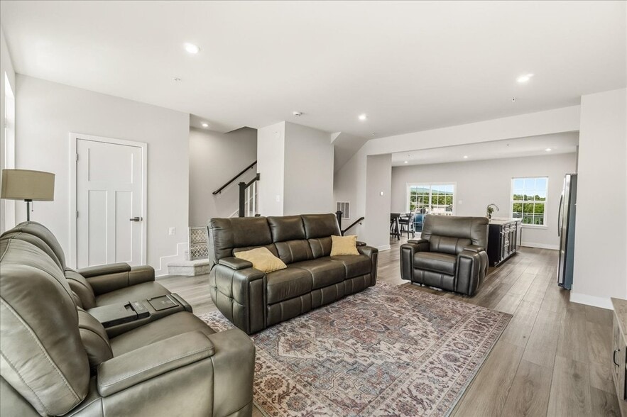 Living area with great views - 1403 Wilmer Park Ln