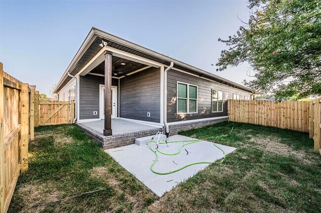 Building Photo - 558 Providence Ct