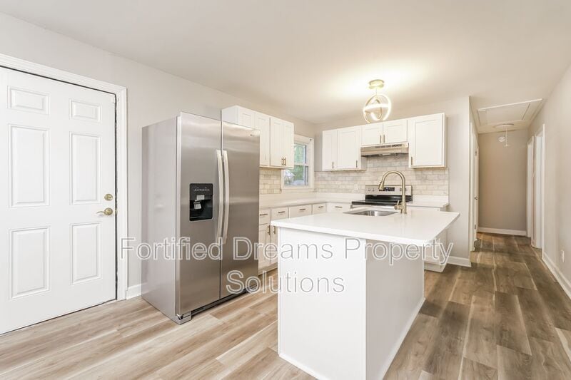 Building Photo - 1615 Eastwood Ave