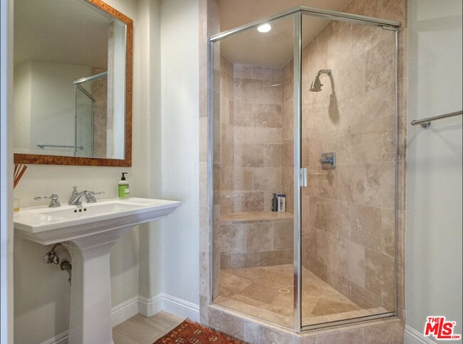 Building Photo - 129 Channel Pointe Mall