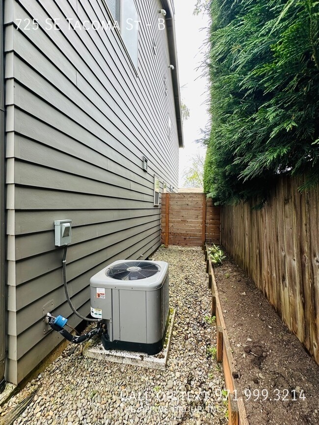 Building Photo - 725 SE Tacoma St