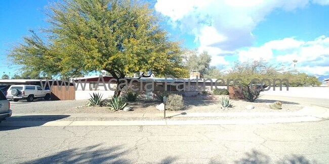 Building Photo - Centrally Located Three Bedroom/Two Bath Home