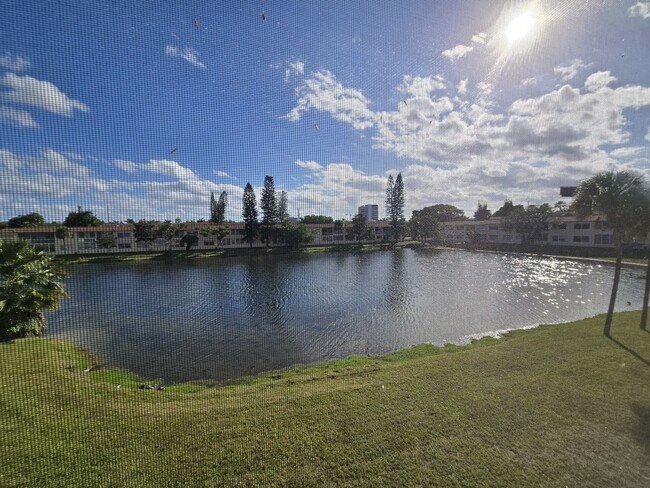 Building Photo - 2-Bed, 2-Bath Miami Condo in HOA Community – Pool, Laundry On-Site