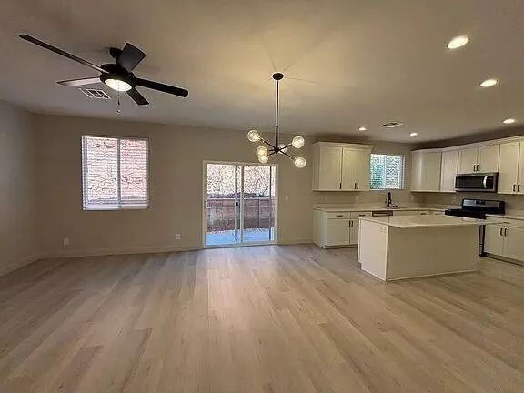 Building Photo - "Spacious 4-Bed, 3.5-Bath Gem with 2,359 Sq Ft of Comfort in Scenic St. George!"