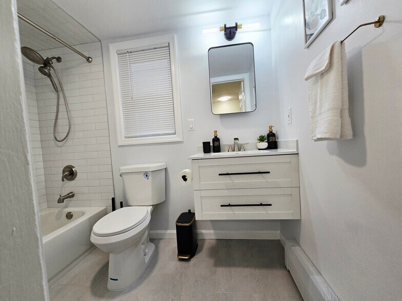 Building Photo - 396 Kaplan Ave