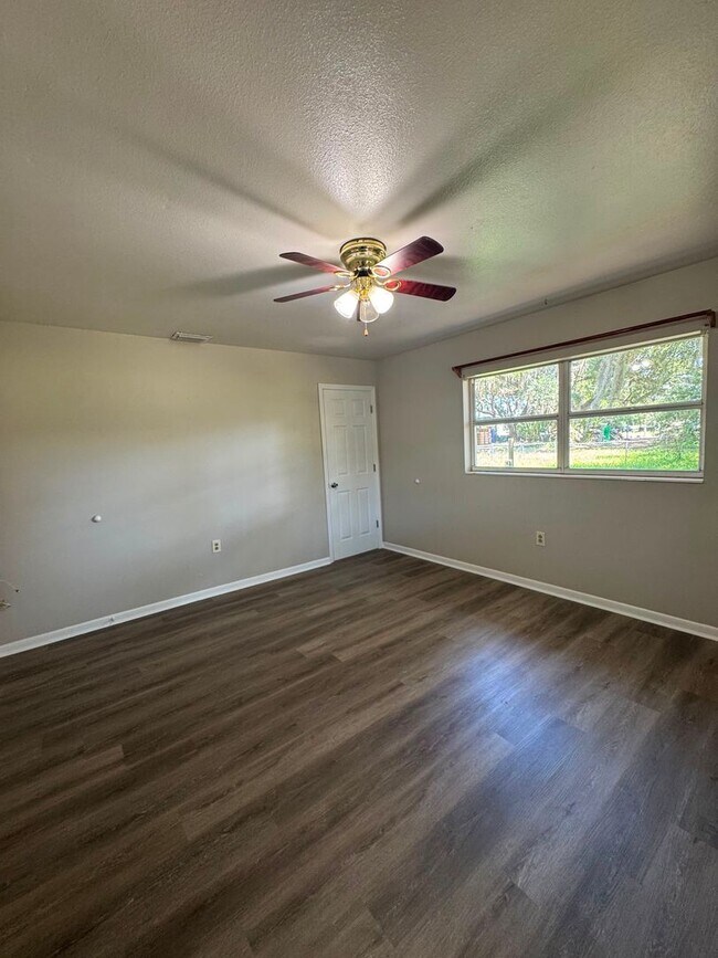 Building Photo - No HOA. Oversized 3/2 Home. NEW PHOTOS COMING SOON