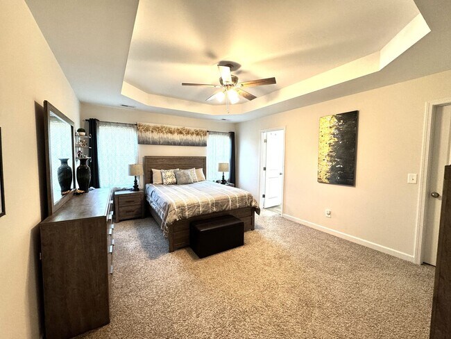 Building Photo - Beautiful home! Convenient to the city with all shopping!