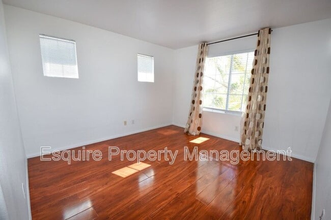 Building Photo - 512 Bolsa Way