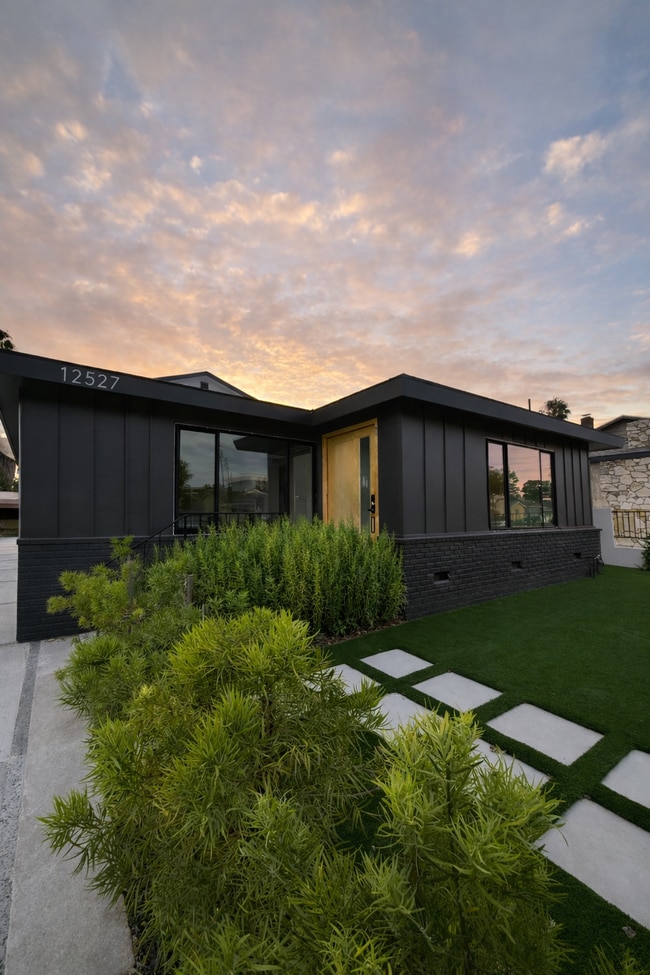 Building Photo - 12527 Cranbrook Ave