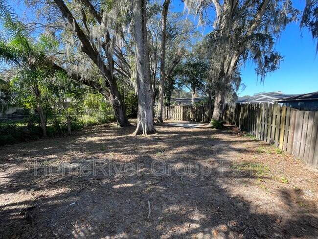 Building Photo - 1200 Lake Valrico Ln