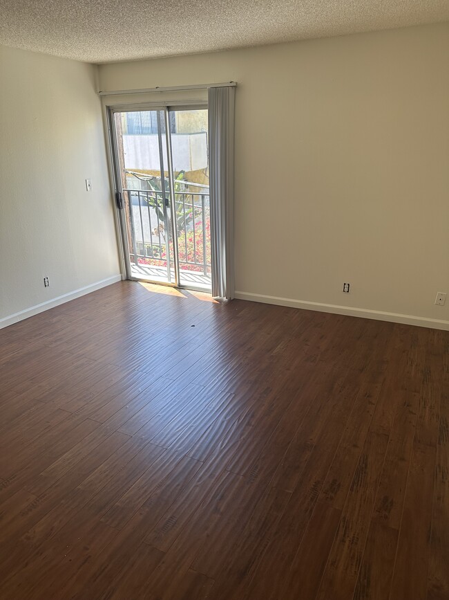 Building Photo - 433 S Manhattan Pl