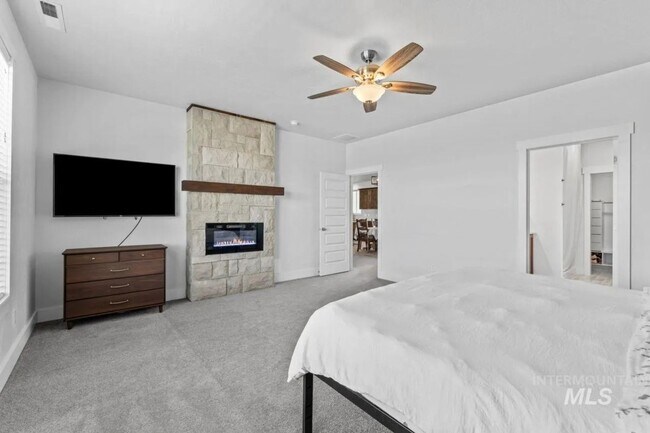Building Photo - Beautiful 4/3 on TimberStone Golf Course