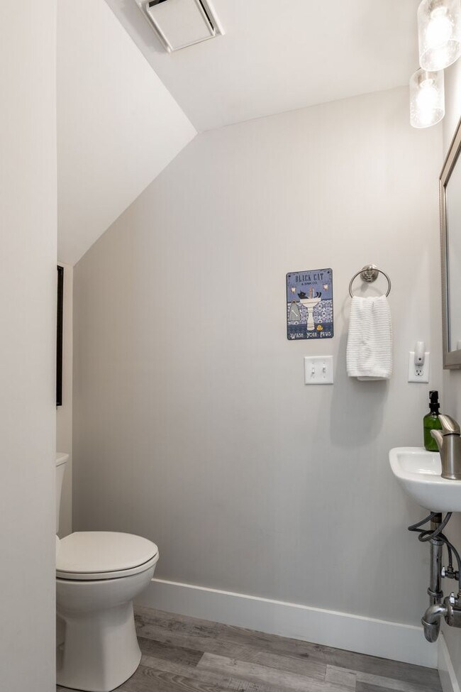 Building Photo - Flexible Lease Lengths! Furnished Southside Townhome