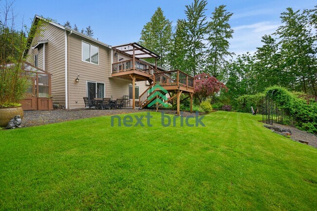 Building Photo - "Spacious 4-Bedroom Retreat with 4.5 Baths in Scenic Snohomish - Your 4400 Sq Ft Haven Awaits!"
