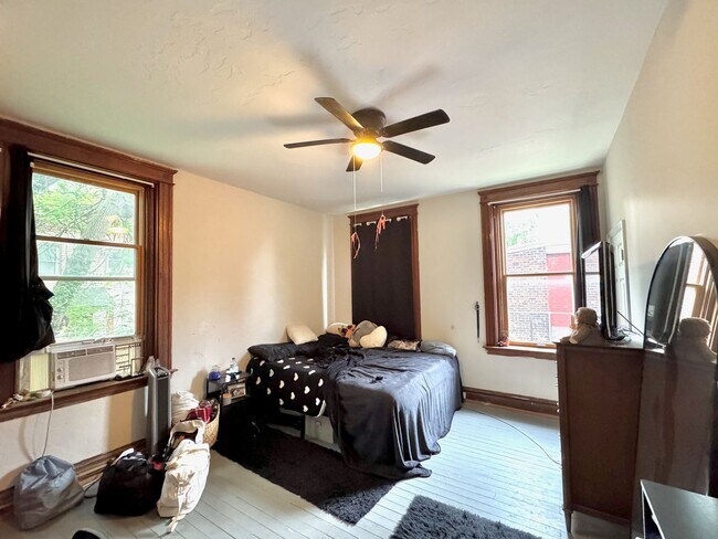 Building Photo - Spacious 4 bed/2 bath on Victor Mins. from...