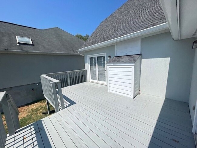 Building Photo - STYLISHLY UPDATED 3 BEDROOM CONDO IN LENNO...